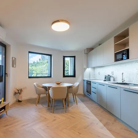 Modern View Flat With Free Parking Апартаменти