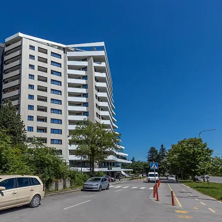 Апартаменти Modern View Flat With Free Parking