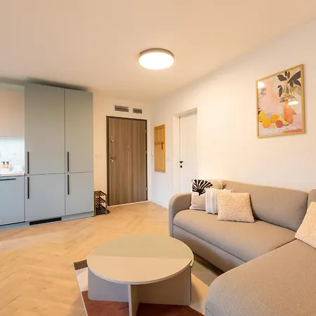 Modern View Flat With Free Parking Апартаменти *