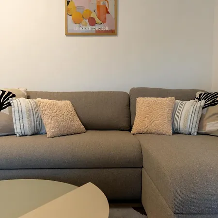 Modern View Flat With Free Parking Апартаменти *
