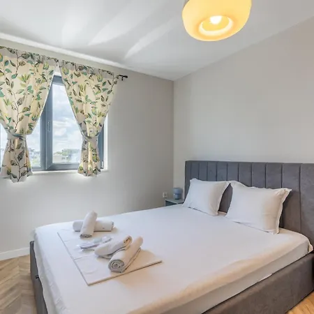Апартаменти Modern View Flat With Free Parking