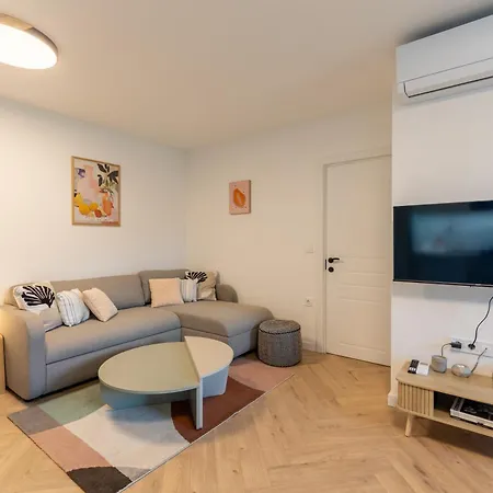 Modern View Flat With Free Parking Апартаменти