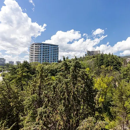 Апартаменти Modern View Flat With Free Parking